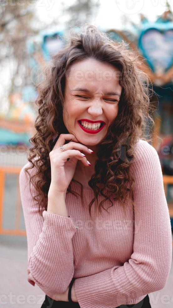 chica escalofriante en el parque de atracciones en la mañana del fin de semana. modelo riendo foto