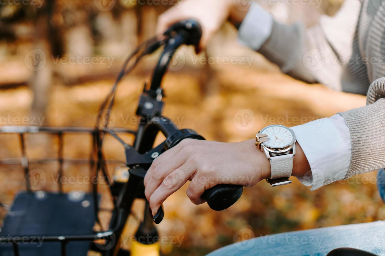 andar en bicicleta en un día soleado en el parque de otoño foto