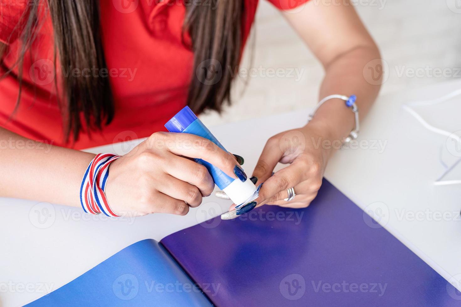 Mujer haciendo manualidades en papel celebrando el día de la independencia. foto