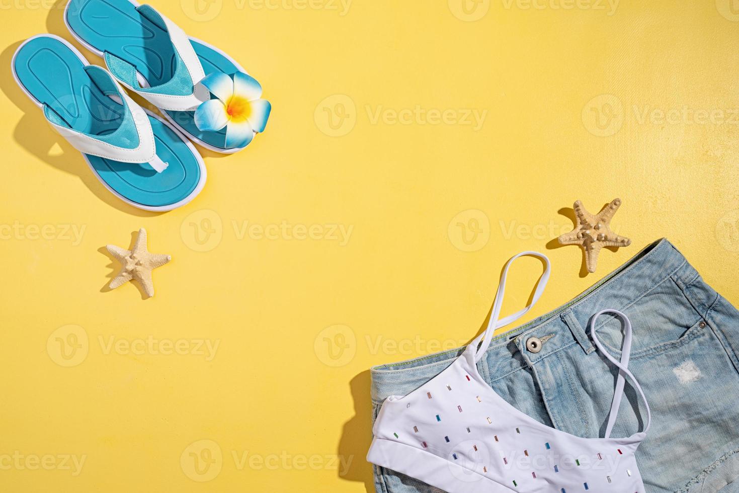 accesorios de verano con ropa, zapatos, hojas tropicales y flores. foto