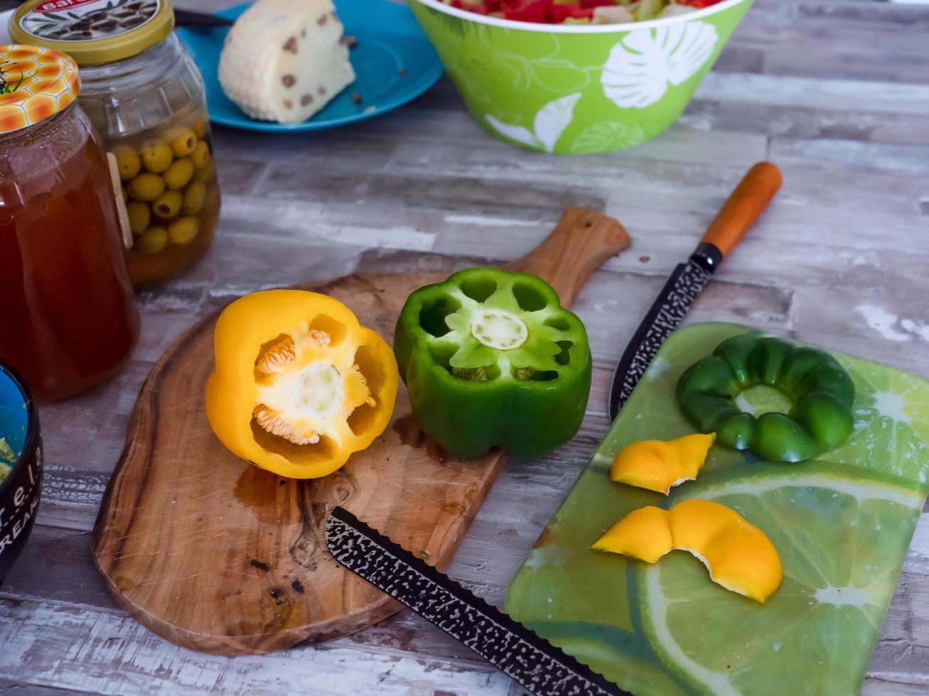 verduras en tabla de cortar foto