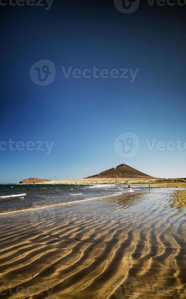 La playa de surf de El Médano y la montaña roja emblemático en el sur de Tenerife España foto