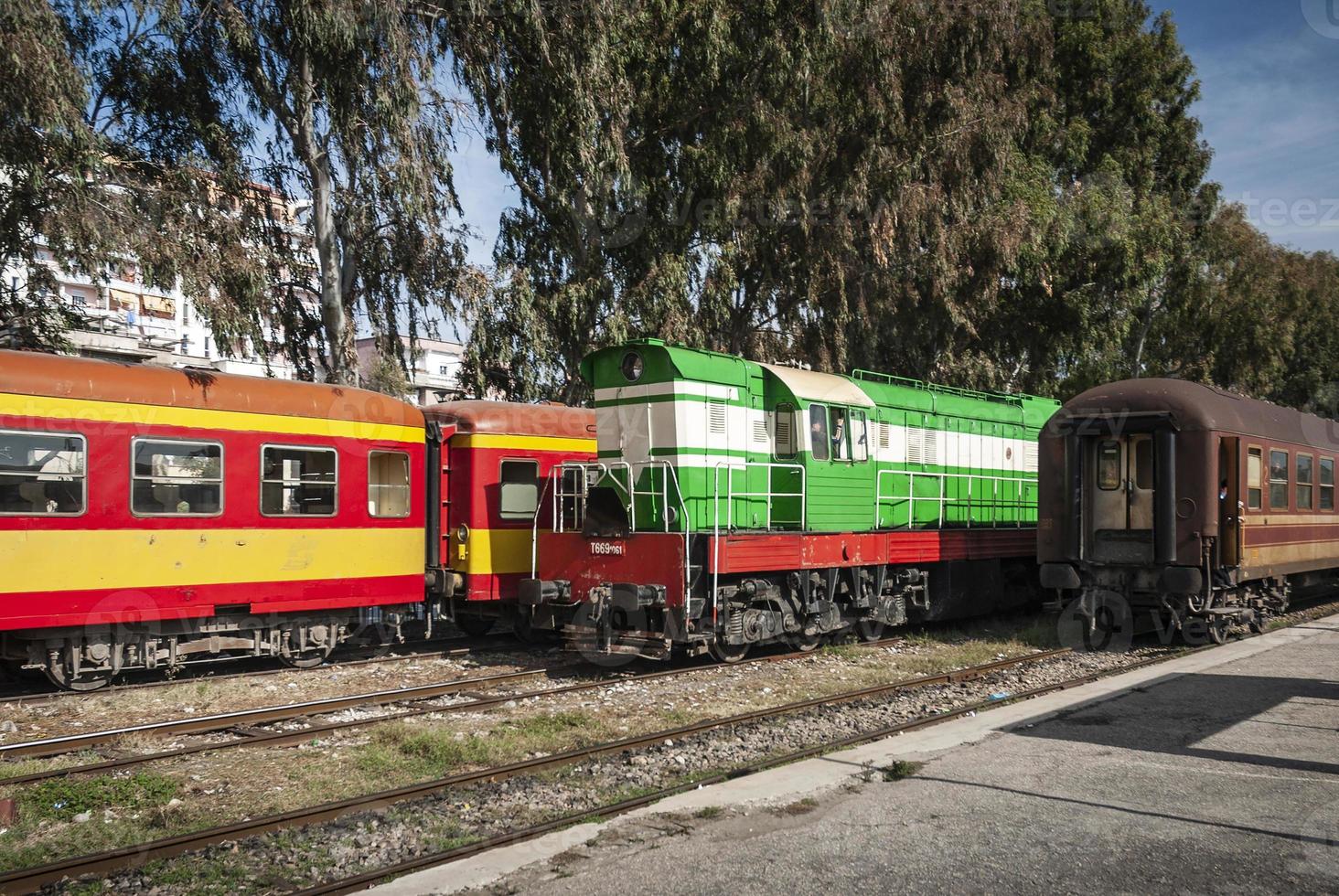 Trenes antiguos en la plataforma de la estación central de trenes de la ciudad de Tirana, Albania foto