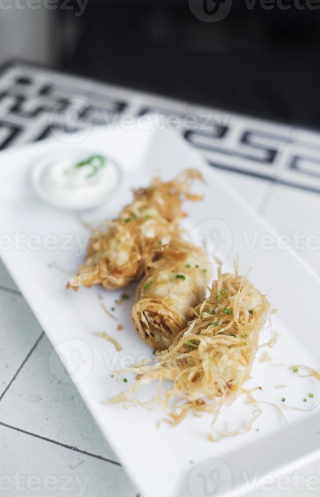 Tempura de langostinos gourmet Entrada de aperitivo de fusión moderna con mayonesa de wasabi foto