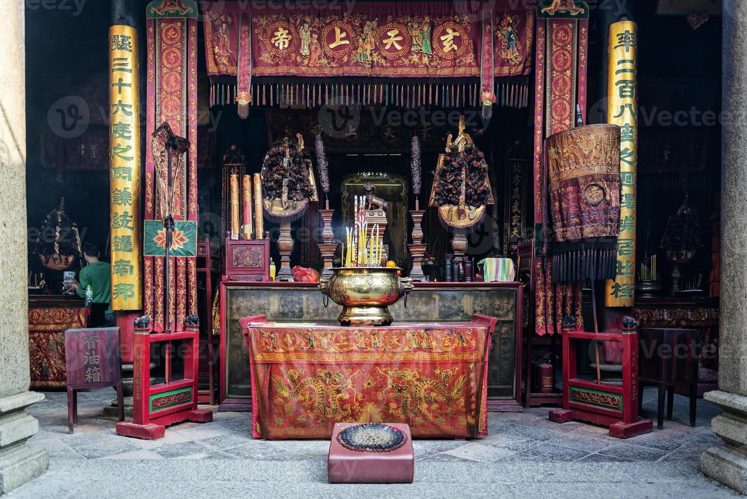 Detalle del altar del santuario en el interior del famoso templo chino a-ma en Macao, China foto
