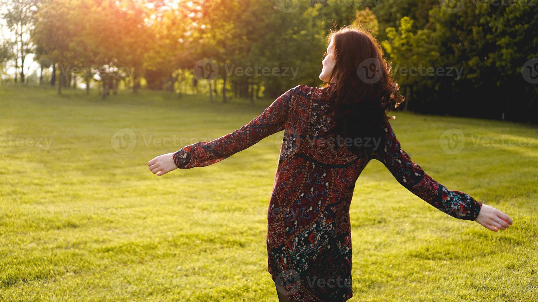 Atractiva joven disfrutando de su tiempo afuera en el parque foto