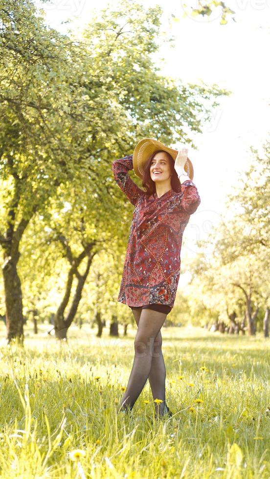 mujer al aire libre. disfruta de la naturaleza. niña sonriente sana en el parque foto