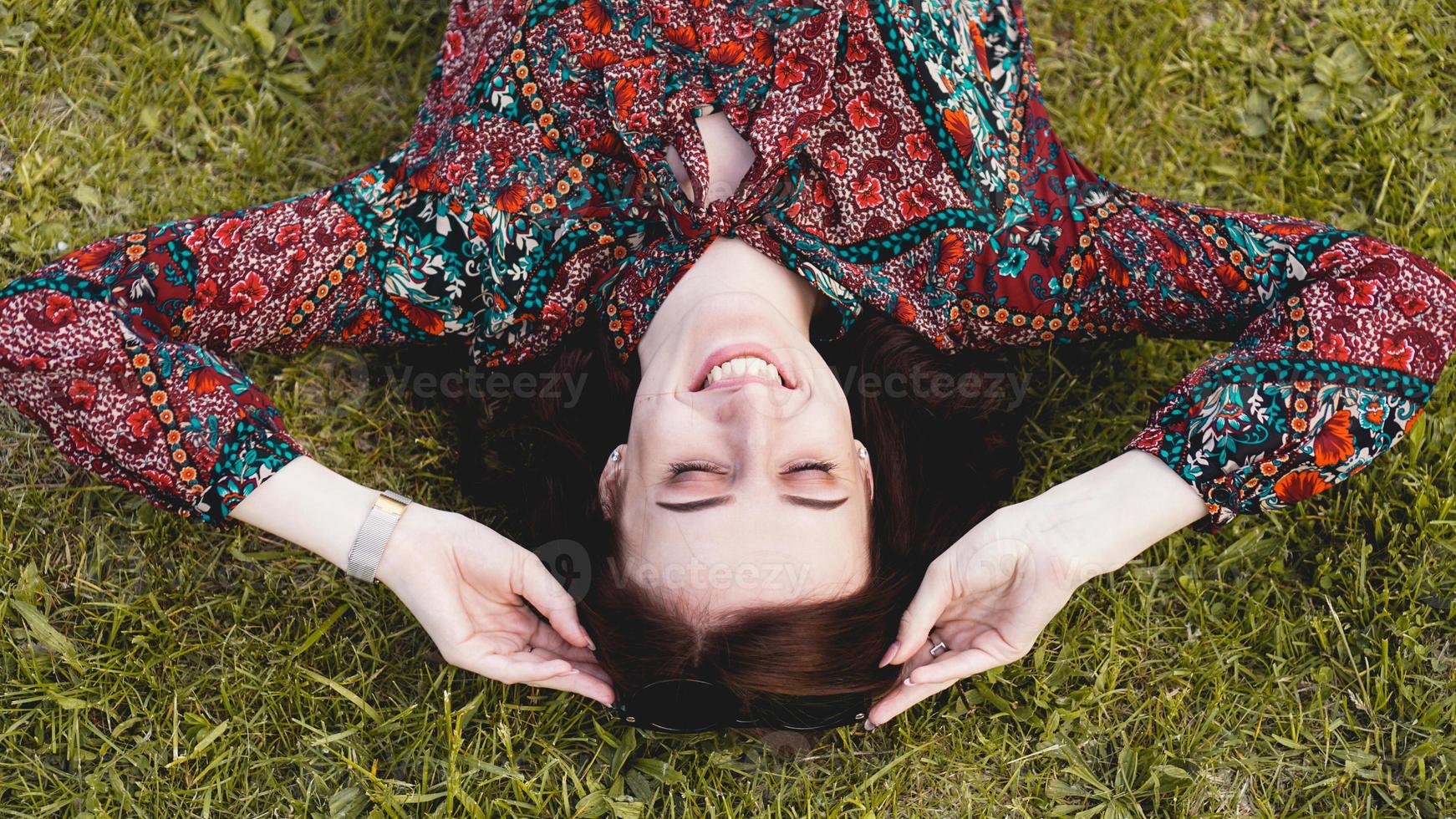 mujer joven tendida en la hierba. gente relajándose al aire libre. foto