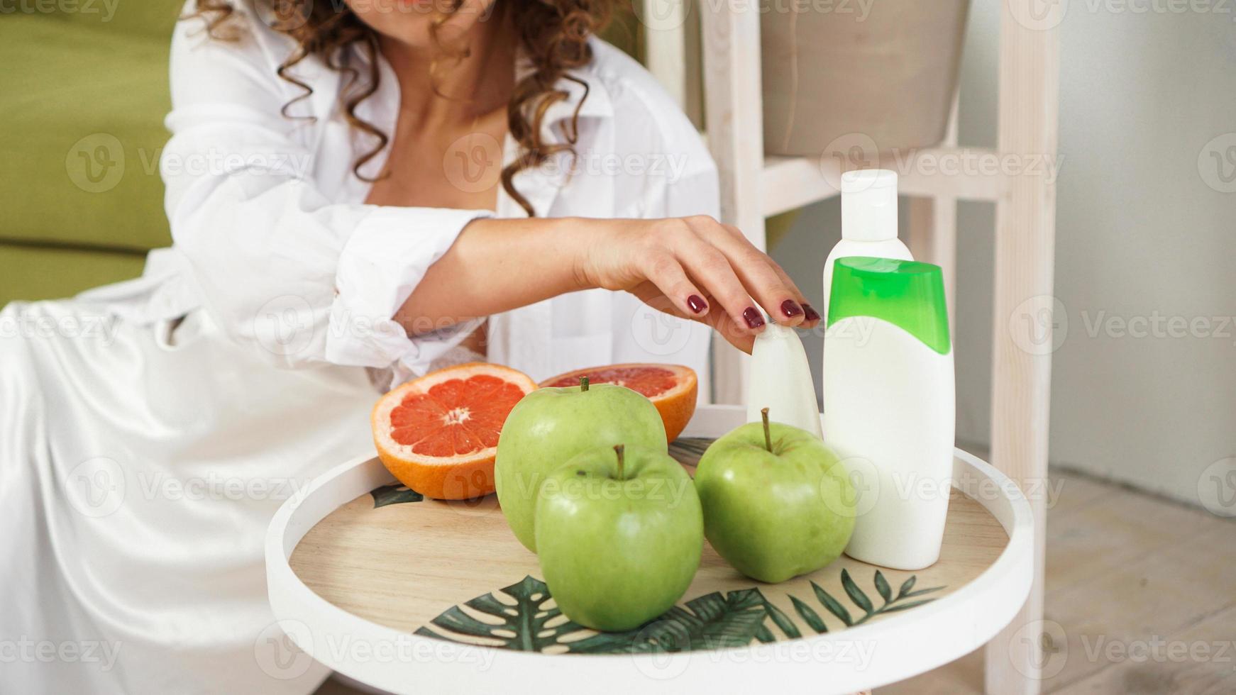 manzanas naranjas y verdes en la mesa de madera. concepto de comida sana foto