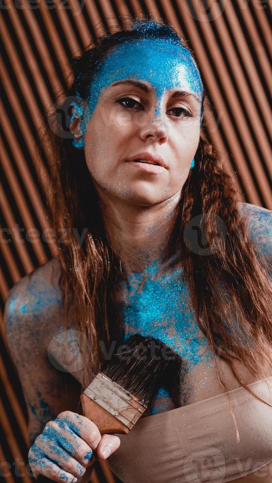 Retrato de niña hermosa con bodyart azul con lentejuelas foto