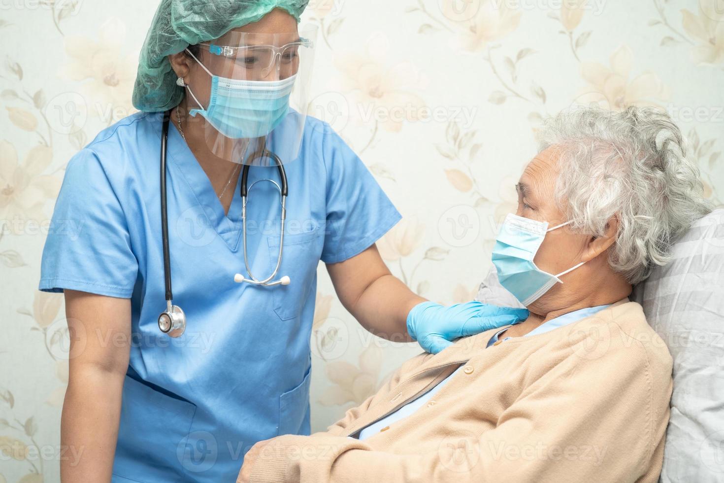 médico asiático con traje de ppe para proteger el coronavirus covid-19 foto