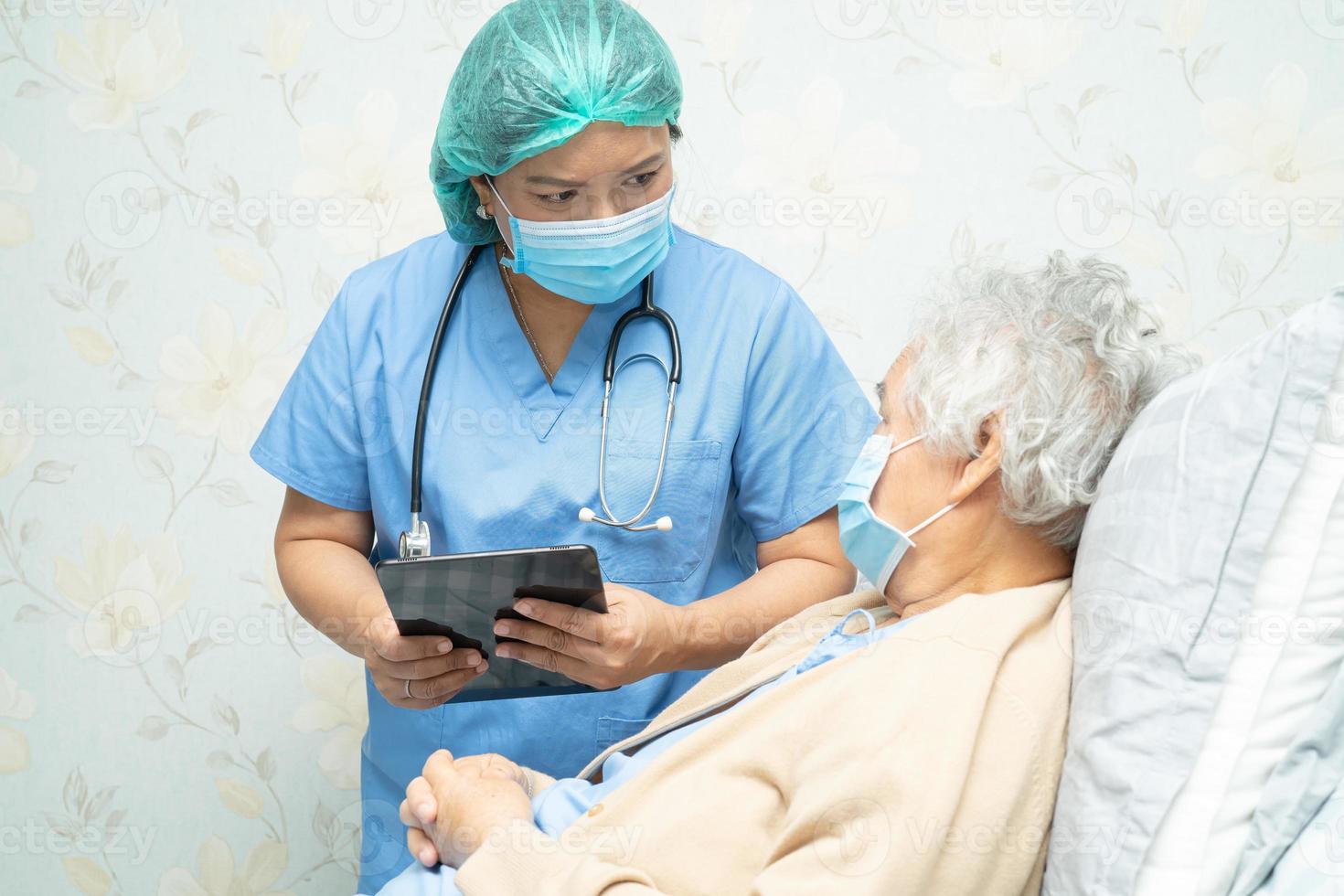 médico asiático con traje de ppe para proteger el coronavirus covid-19 foto