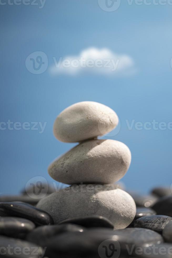 un montón de tres piedras blancas aisladas sobre fondo de cielo azul. foto