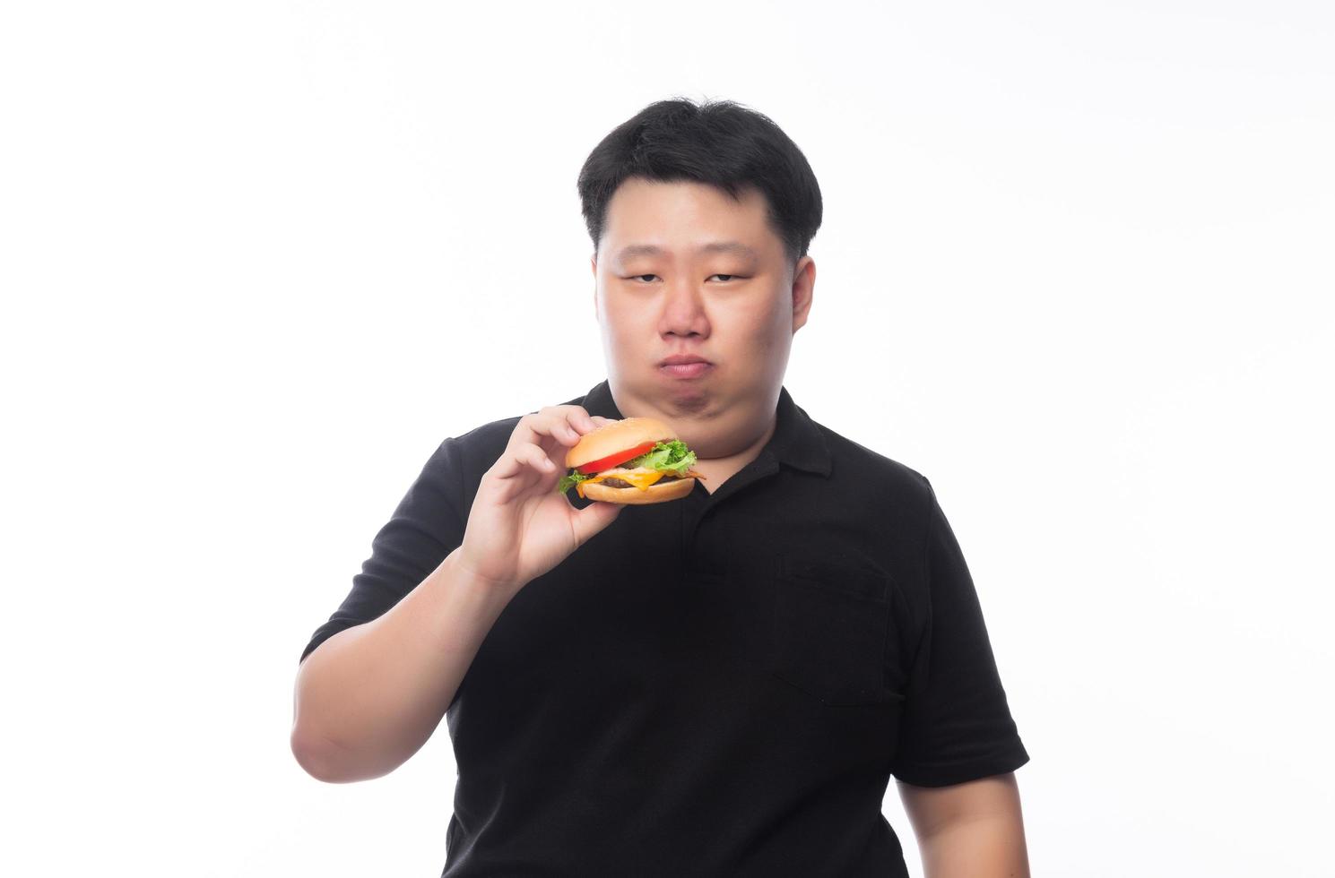 joven, divertido, gordo, asiático, tenencia, hamburguesa foto
