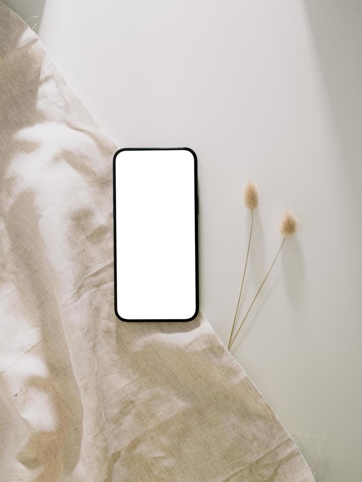 maqueta de teléfono inteligente con teléfono con plantilla de pantalla en blanco, plano foto