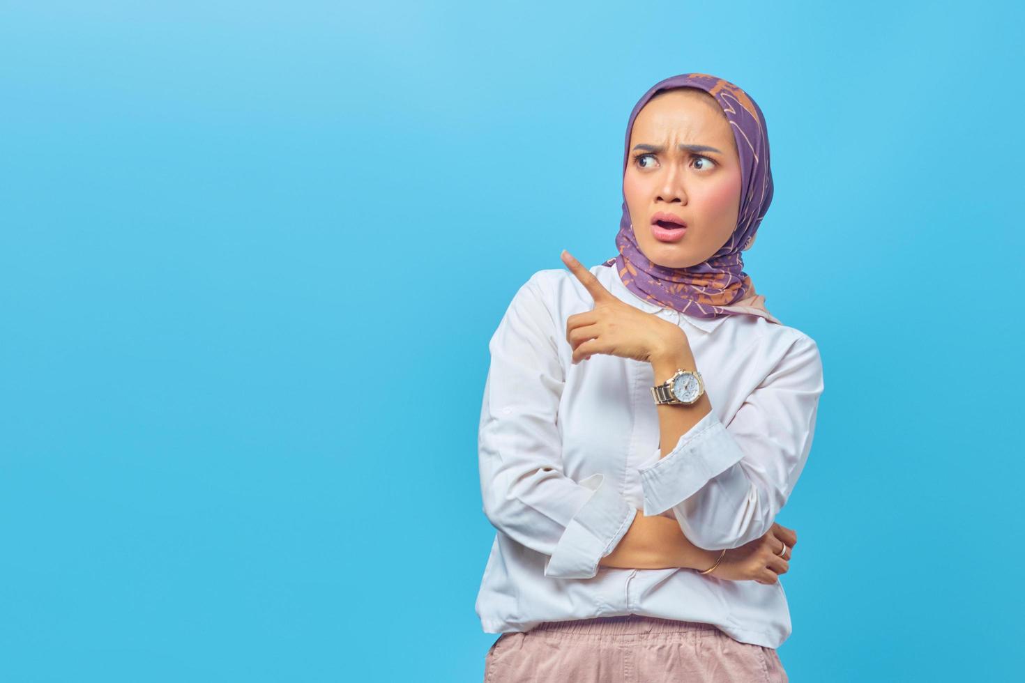 retrato, de, sorprendido, joven, mujer asiática, mirar hacia arriba foto