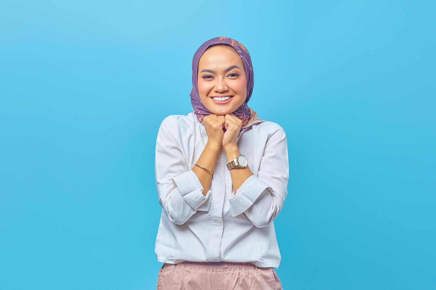 retrato, de, hermoso, mujer asiática, sonriente, ampliamente foto