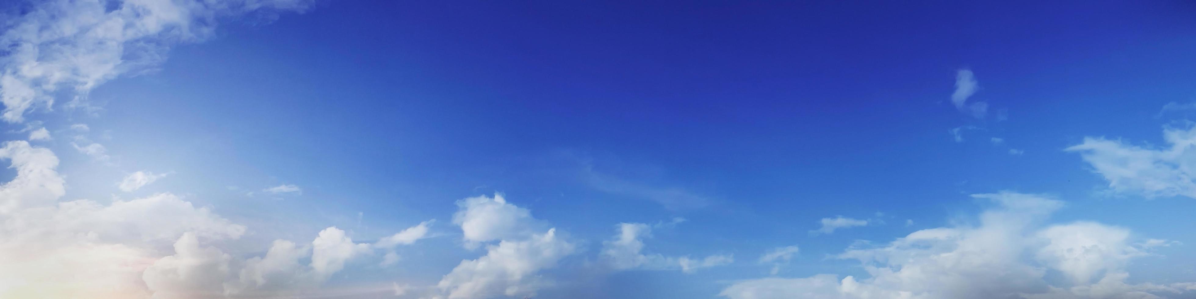 panorama del cielo con nubes en un día soleado. foto