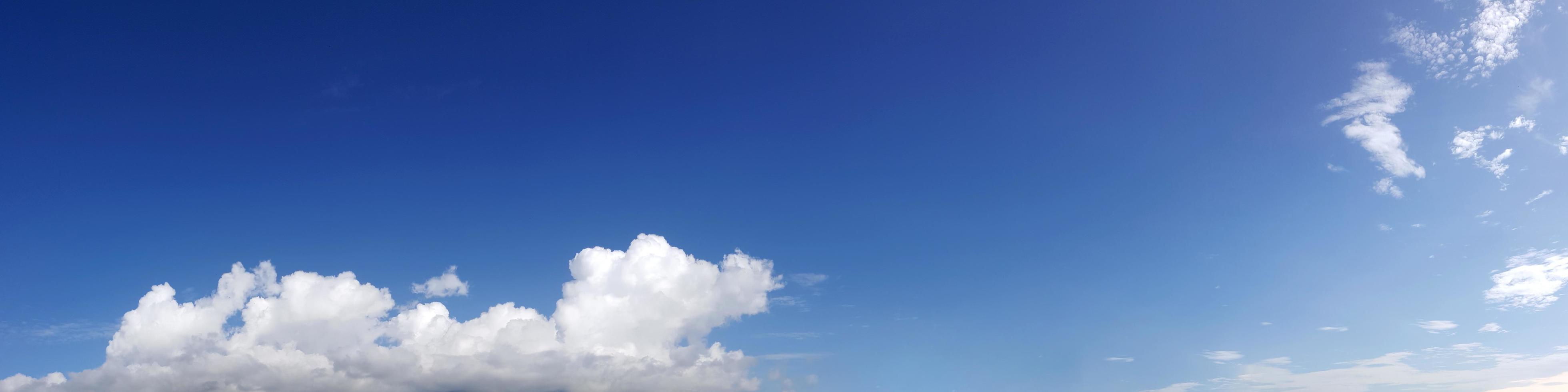 panorama del cielo con nubes en un día soleado. foto