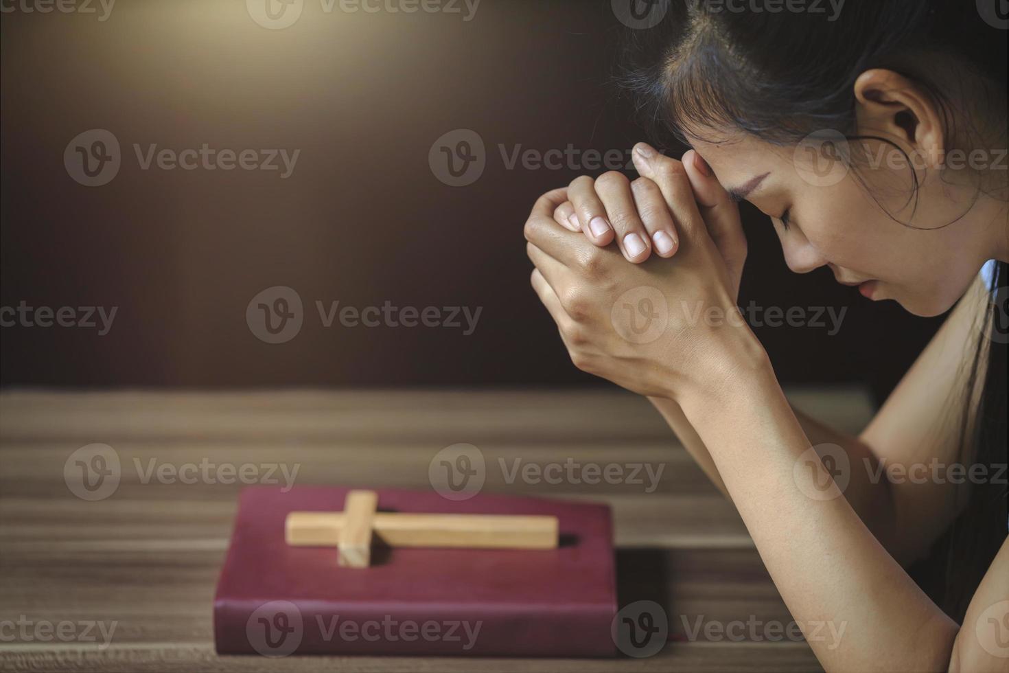 joven religiosa rezando a Dios por la mañana. foto