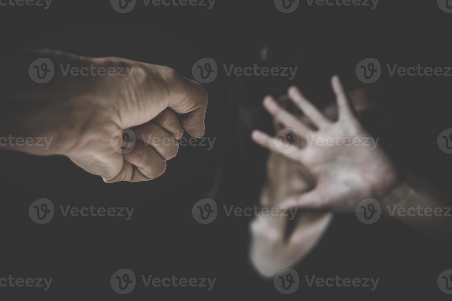 concepto de violencia doméstica, mujer asustada que protege de la agresión de los hombres. Alto a la violencia contra la mujer, día internacional de la mujer. foto