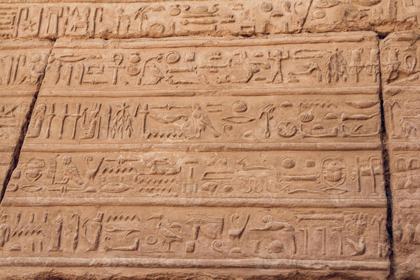 columnas con jeroglíficos en el templo de karnak en luxor, egipto. viaje foto