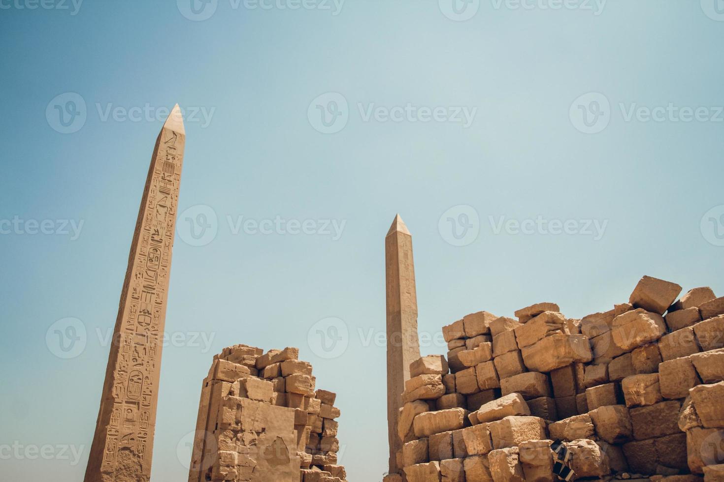 columnas con jeroglíficos en el templo de karnak en luxor, egipto. viaje foto