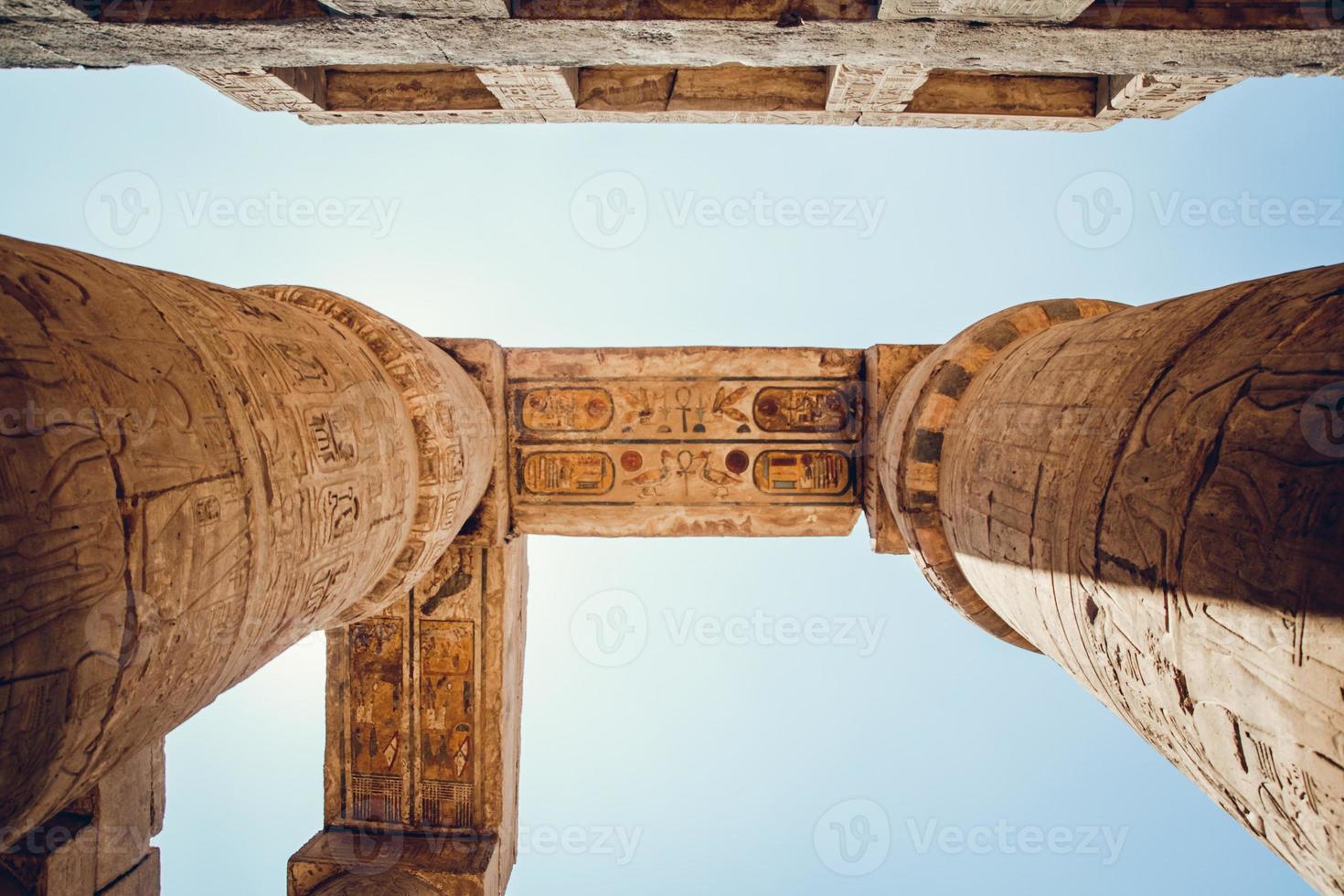 columnas con jeroglíficos en el templo de karnak en luxor, egipto. viaje foto