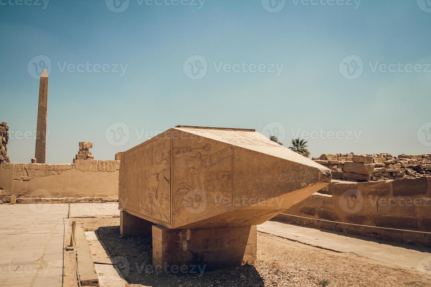 columnas con jeroglíficos en el templo de karnak en luxor, egipto. viaje foto