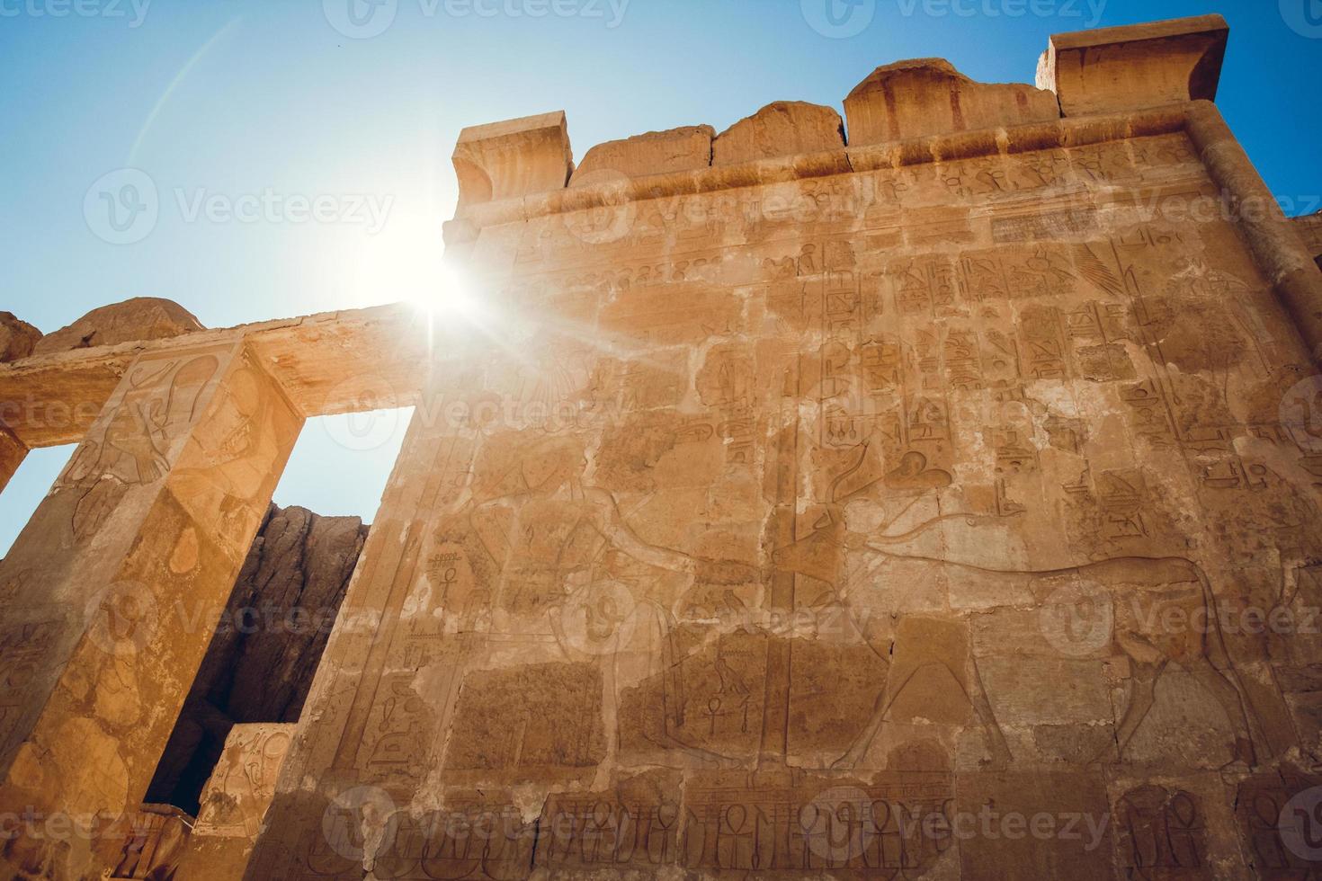 columnas con jeroglíficos en el templo de karnak en luxor, egipto. viaje foto