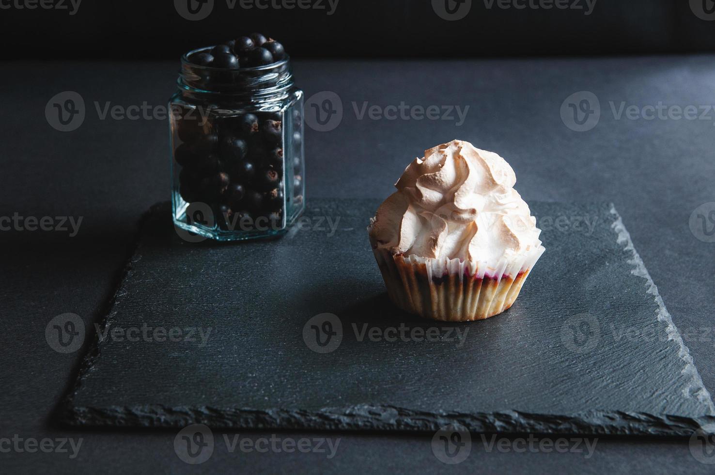 muffin con grosellas sobre un fondo negro. foto