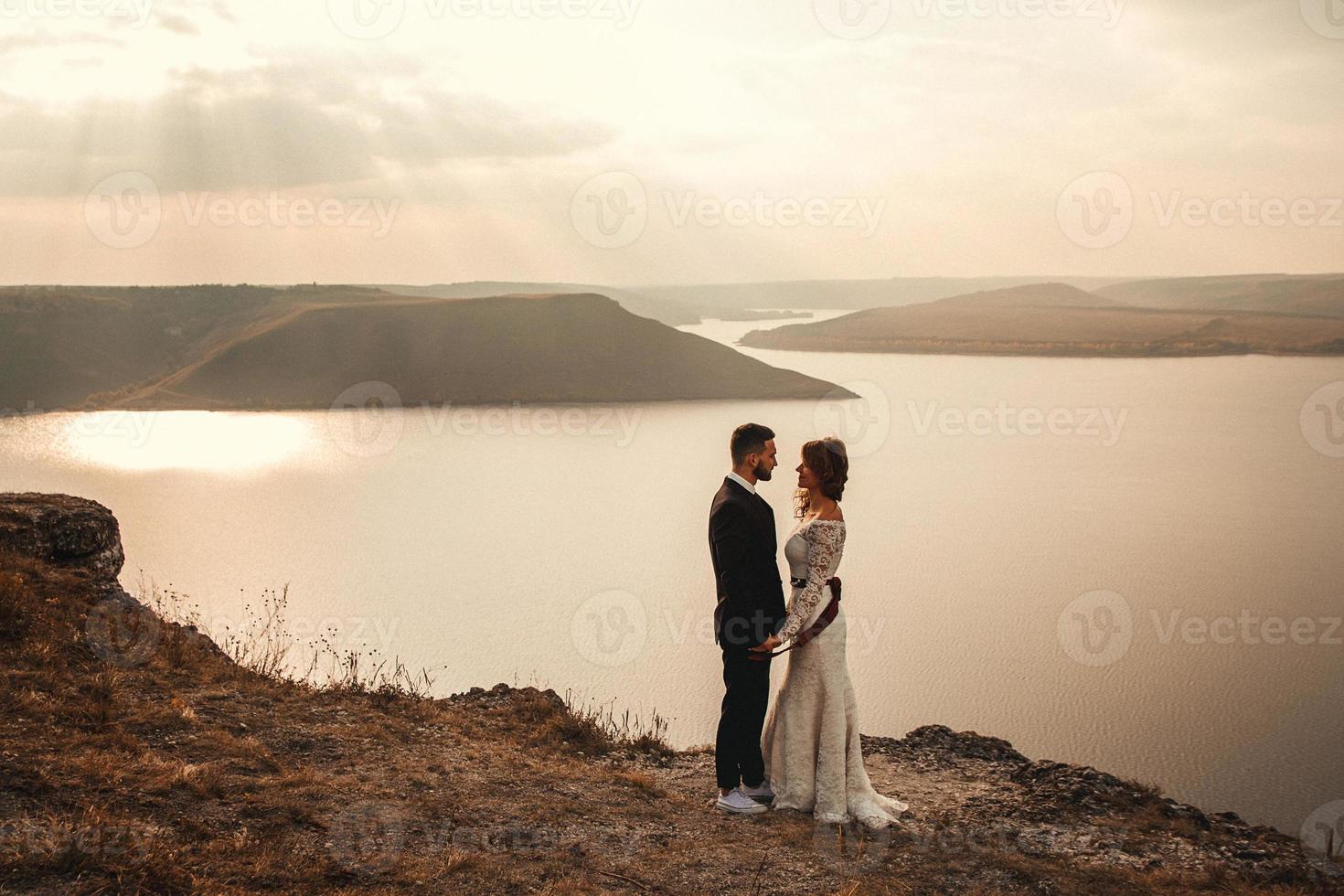 pareja casada, tomados de la mano, en, un, montaña foto