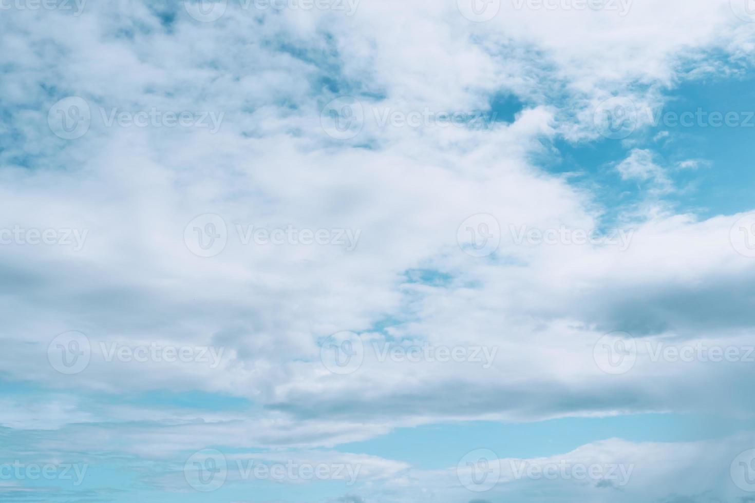 Copie el concepto mínimo del espacio del cielo azul del verano y de la nube blanca. foto