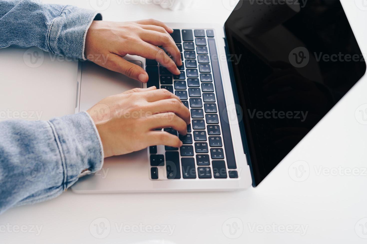 las personas que usan la computadora portátil para trabajar estudian en la mesa de trabajo. foto