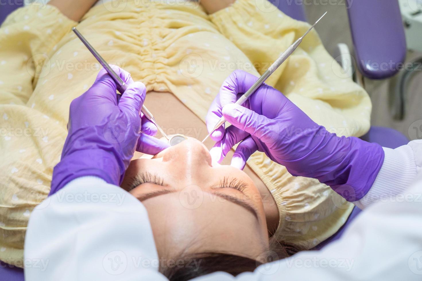 dentista limpiando los dientes foto