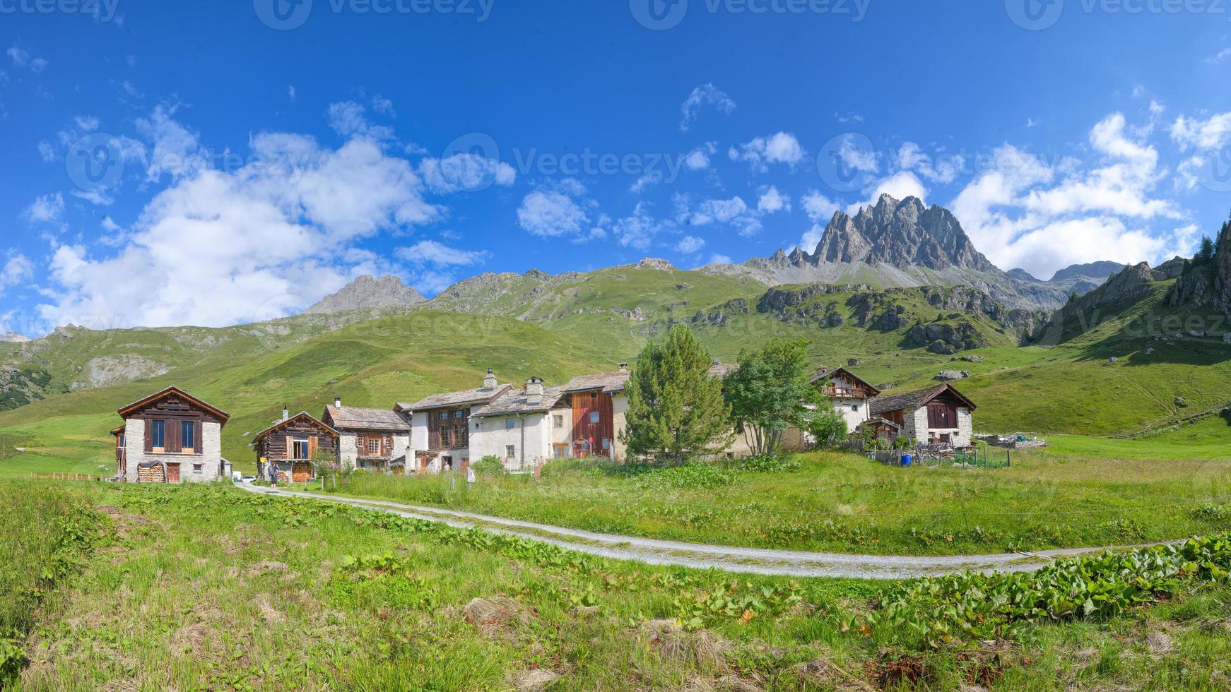 Grevasalvas conocido como Heidi Village en los Alpes suizos foto