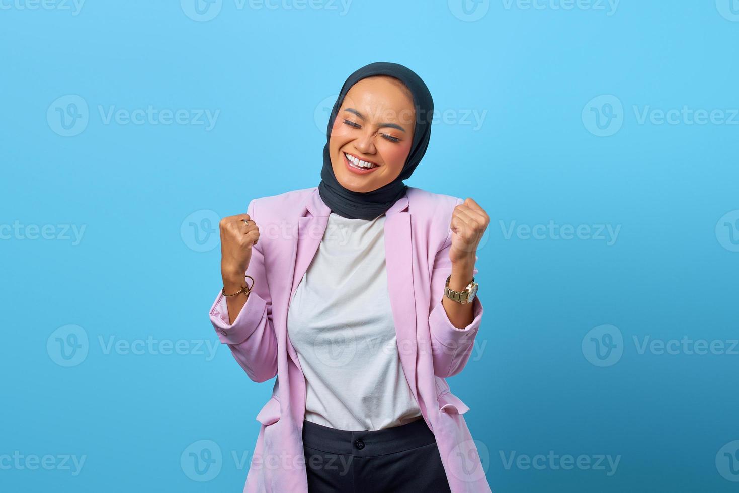 felicidad mujer asiática celebrando el éxito con expresión de risa foto