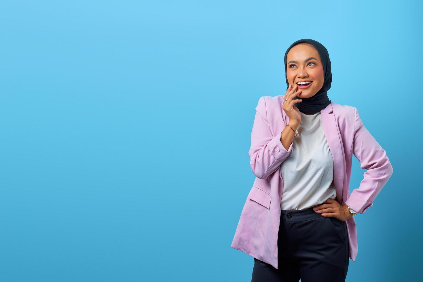 hermosa mujer asiática sonriendo y mirando a un lado foto