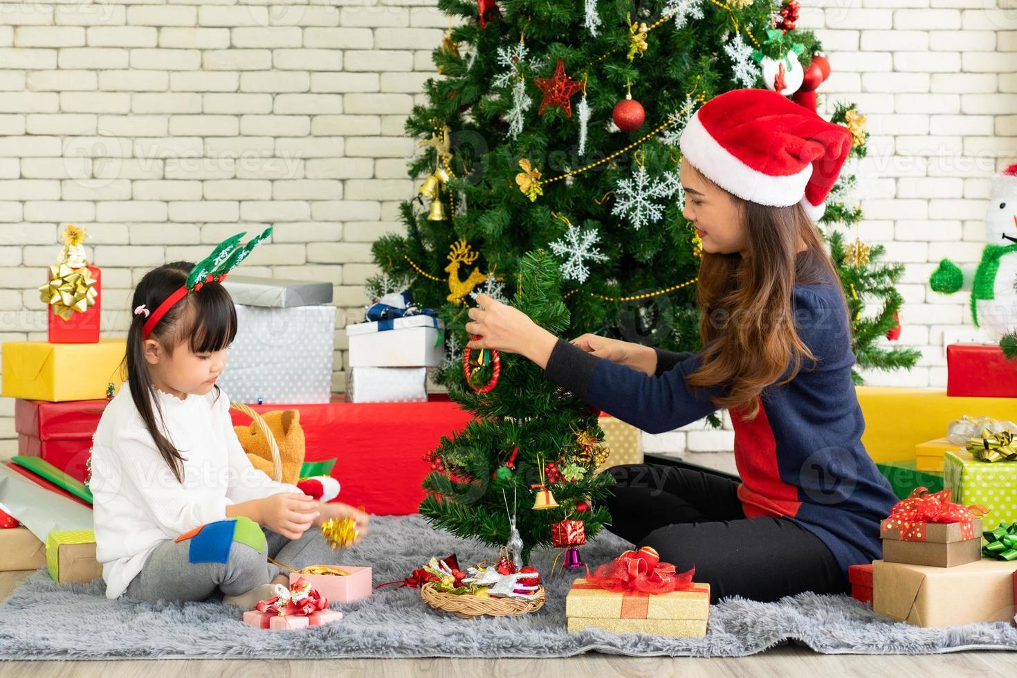 madre e hijo celebrando la navidad foto