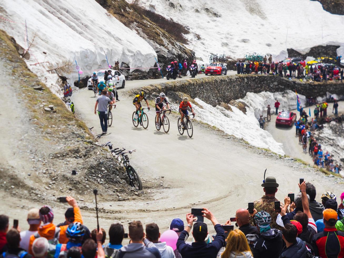 Piamonte, Italia 2018- los ciclistas suben cuesta arriba durante la carrera ciclista internacional giro d'italia foto