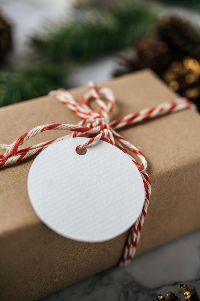 Cajas de regalo con pequeños obsequios sobre cemento blanco. foto