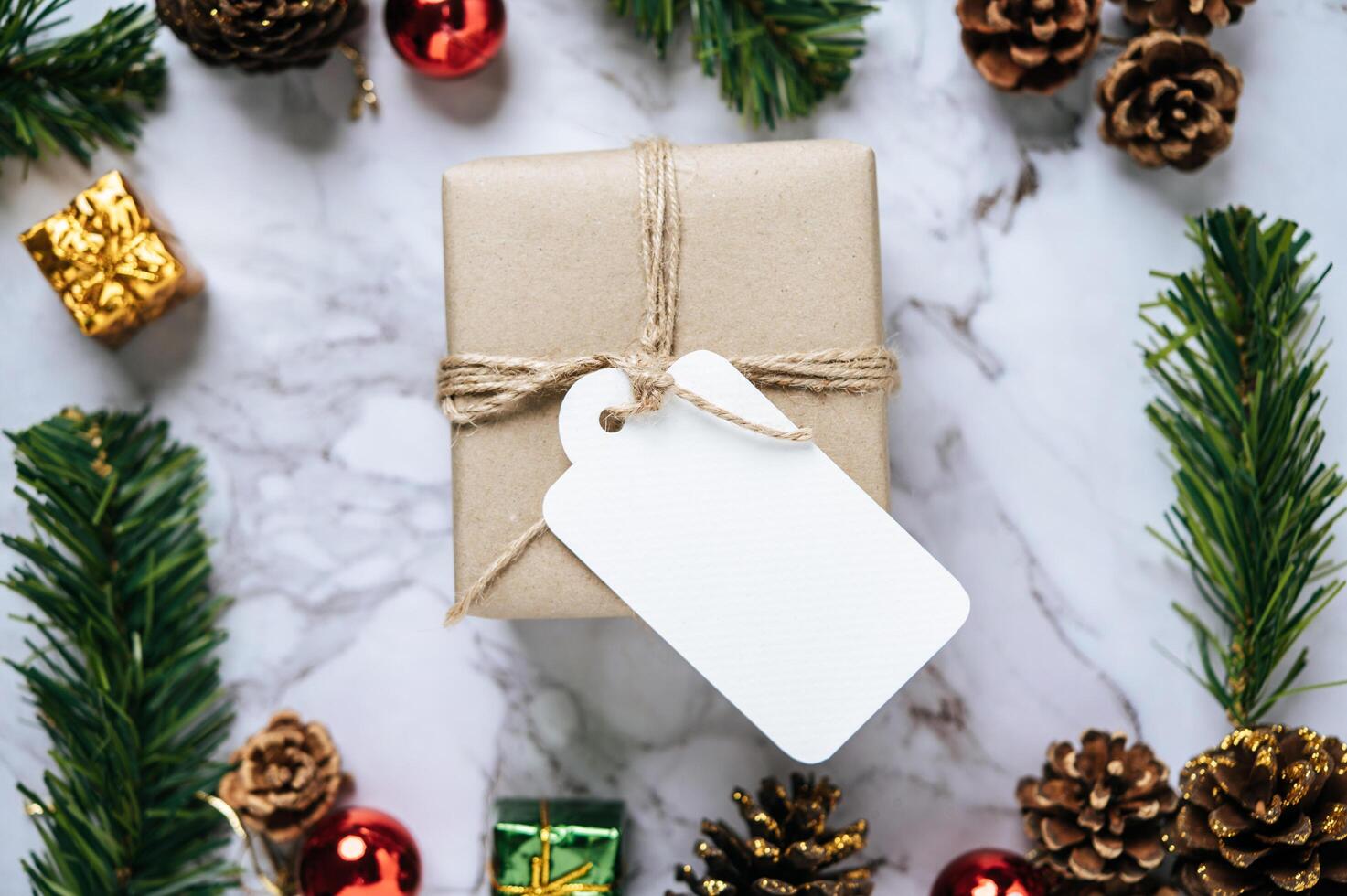 Cajas de regalo con pequeños obsequios sobre cemento blanco. foto