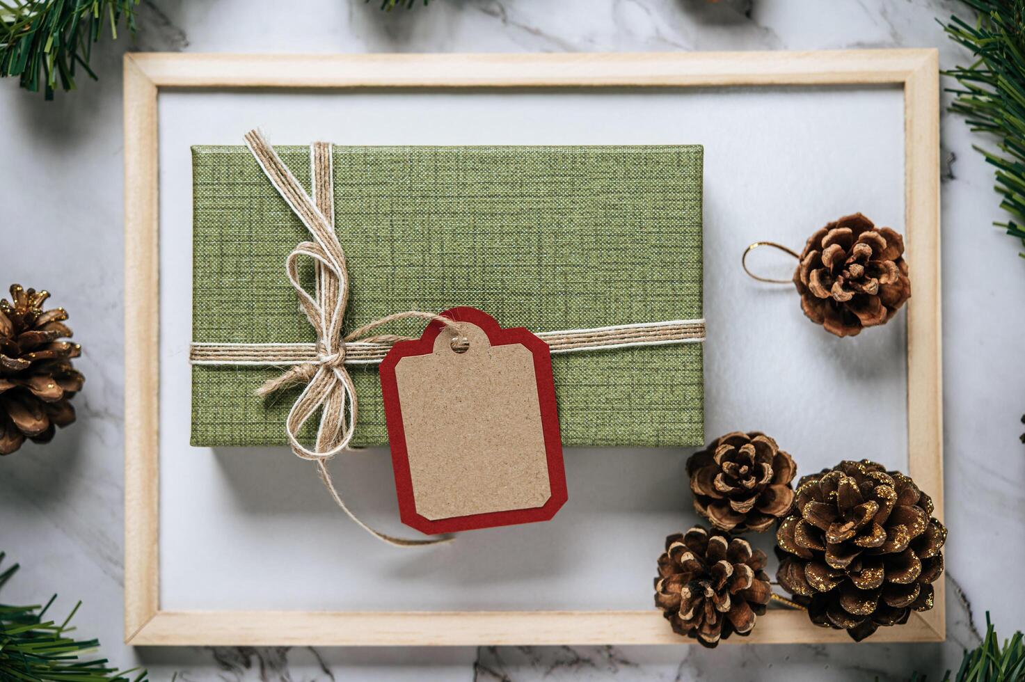 Cajas de regalo con pequeños obsequios sobre cemento blanco. foto