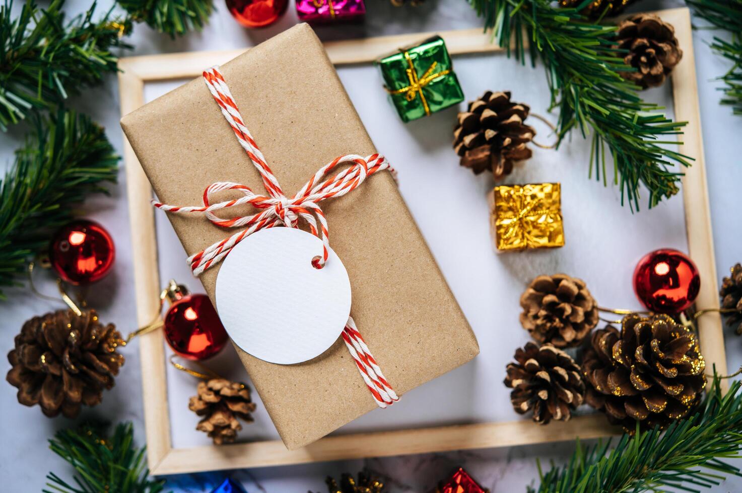 Cajas de regalo con pequeños obsequios sobre cemento blanco. foto