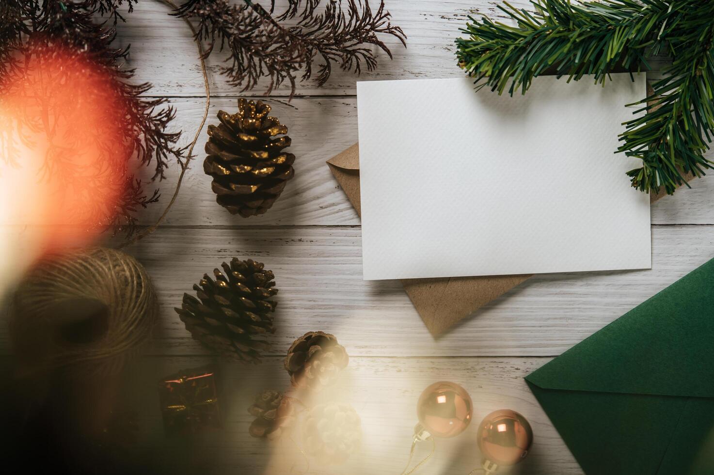 Tarjeta de maqueta con tarjeta de invitación con tienda de regalos sobre fondo blanco. foto