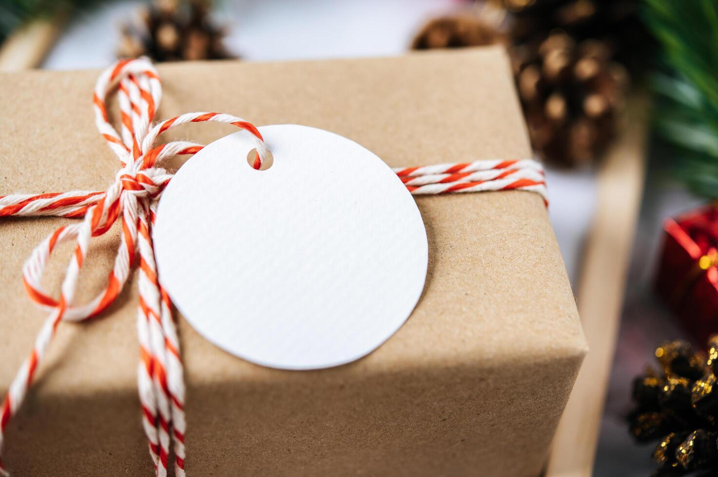 Cajas de regalo con pequeños obsequios sobre cemento blanco. foto