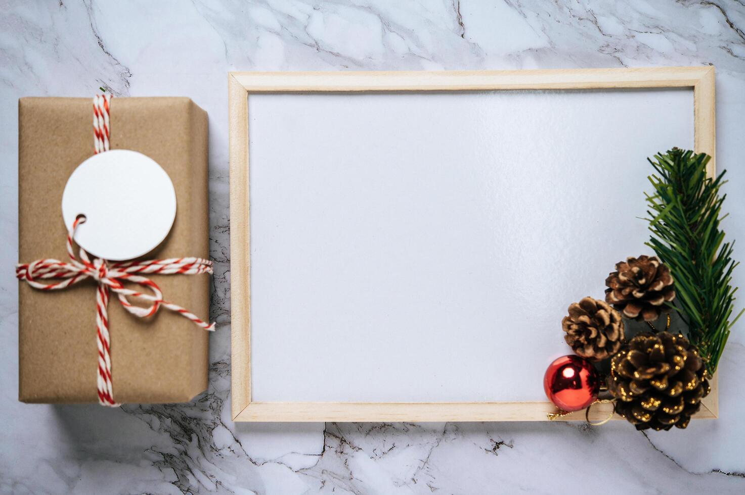 Cajas de regalo con pequeños obsequios sobre cemento blanco. foto