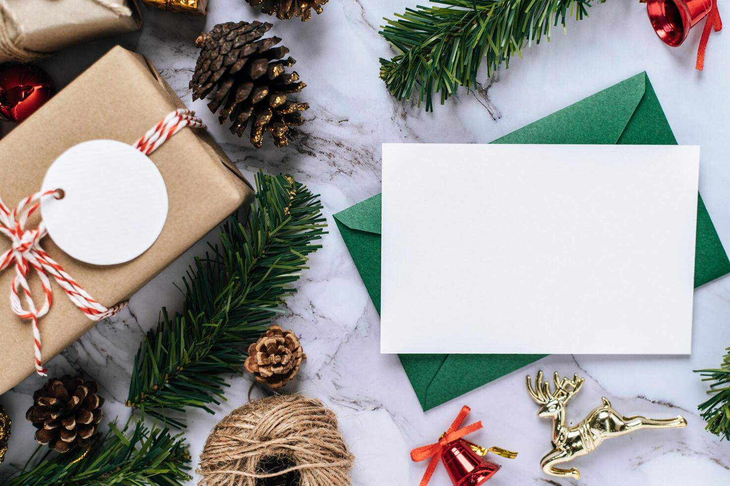 Tarjeta de maqueta con tarjeta de invitación con tienda de regalos sobre fondo blanco. foto