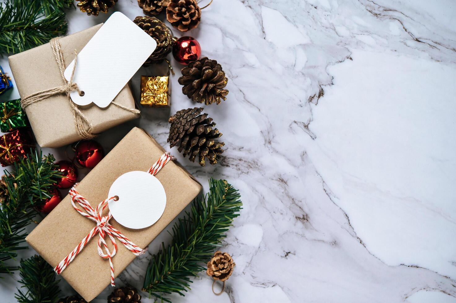 Cajas de regalo con pequeños obsequios sobre cemento blanco. foto