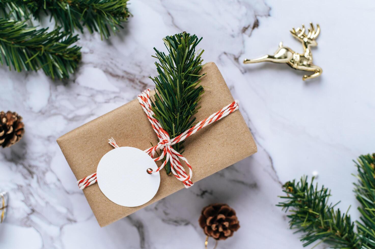 Cajas de regalo con pequeños obsequios sobre cemento blanco. foto